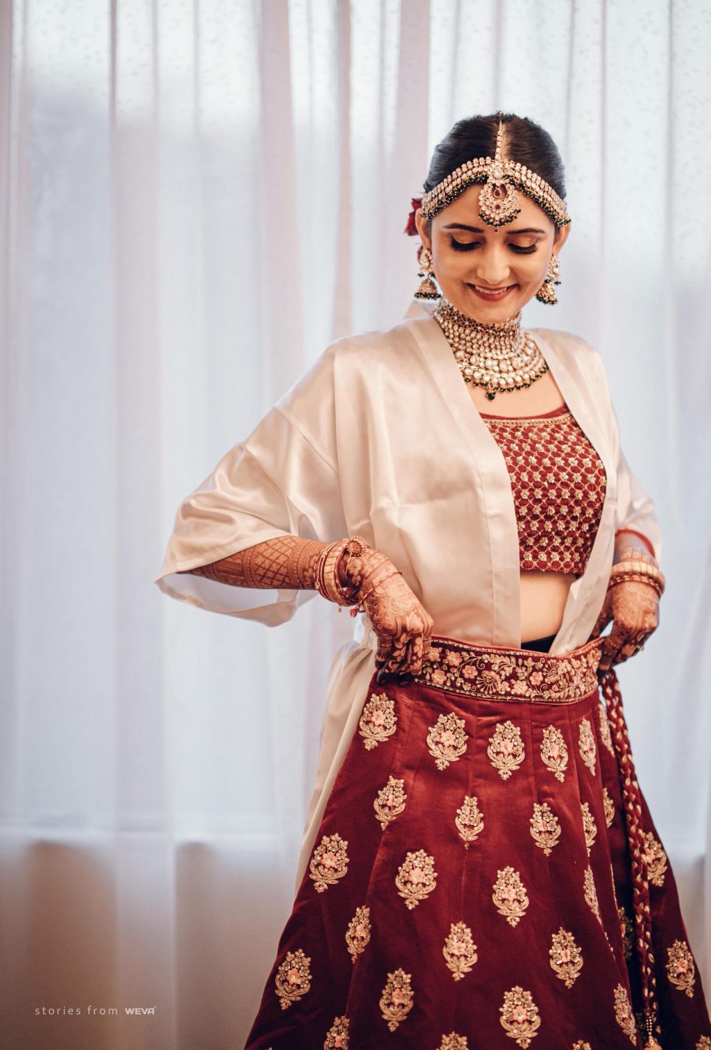 Lovely indian bride posing in her hot pink wedding attire. | Photo 79579