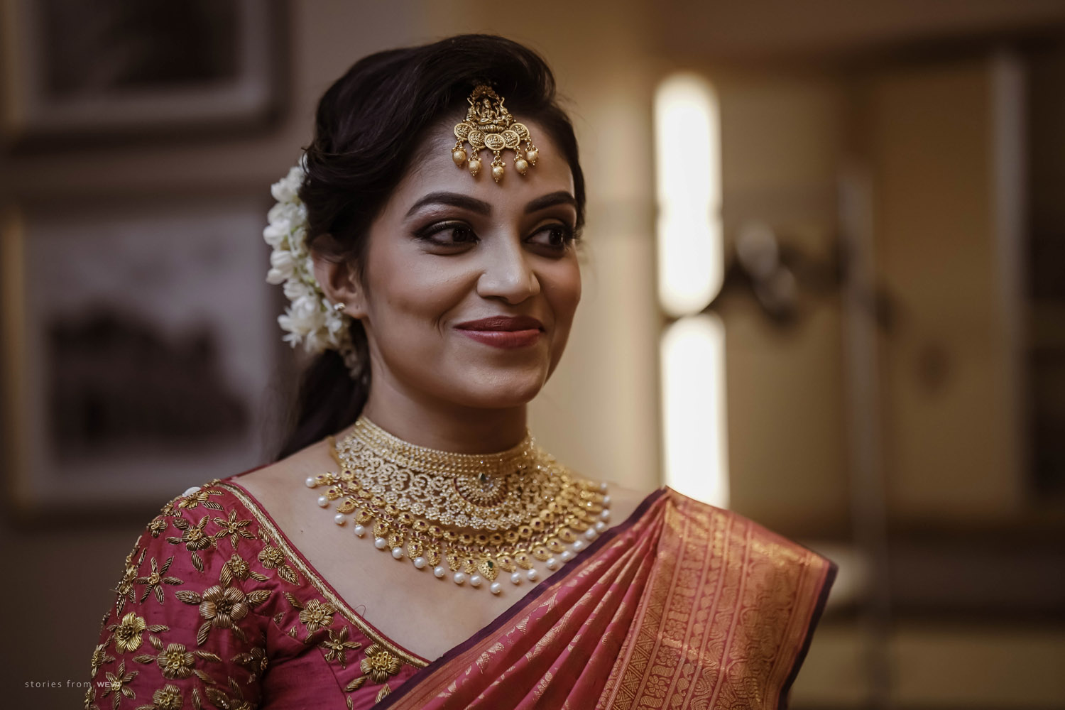 Chic Gold Hued Makeup Looks For Summer Brides | WeddingBazaar