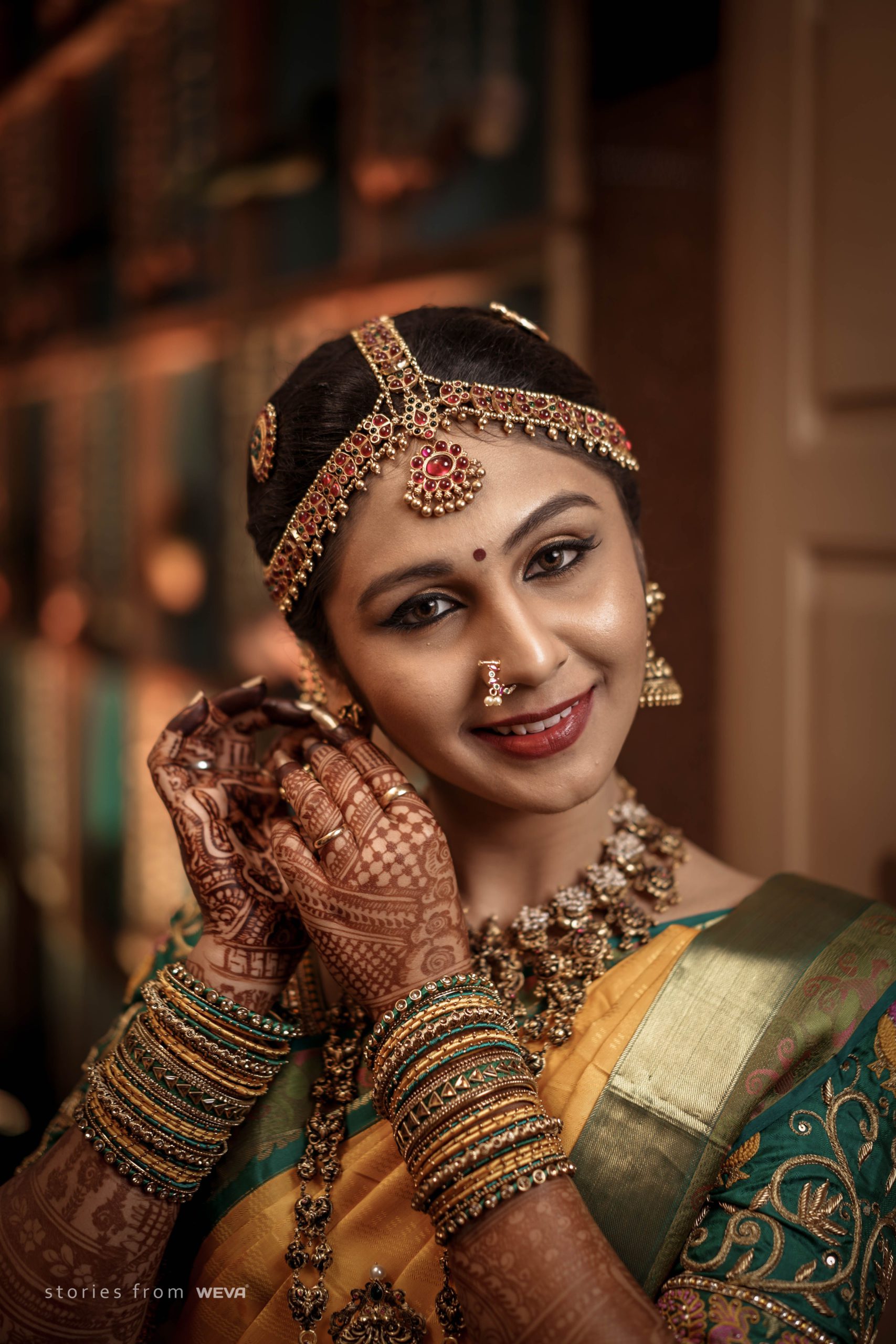 Easy Bridal Poses For Those Who Are Wearing A Saree On Their Wedding Day