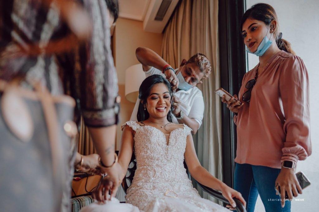 amazing candids of brides getting ready